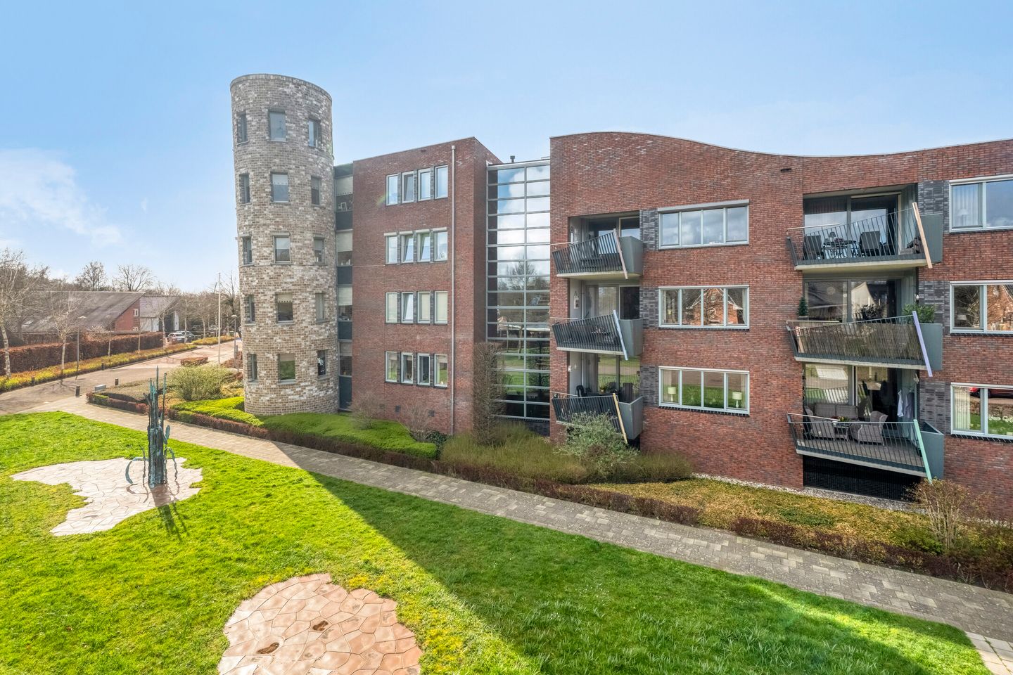 Spacious 3-Room Apartment with Balcony, Parking and Lift — 30