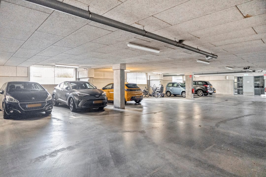 Spacious 3-Room Apartment with Balcony, Parking and Lift — 27
