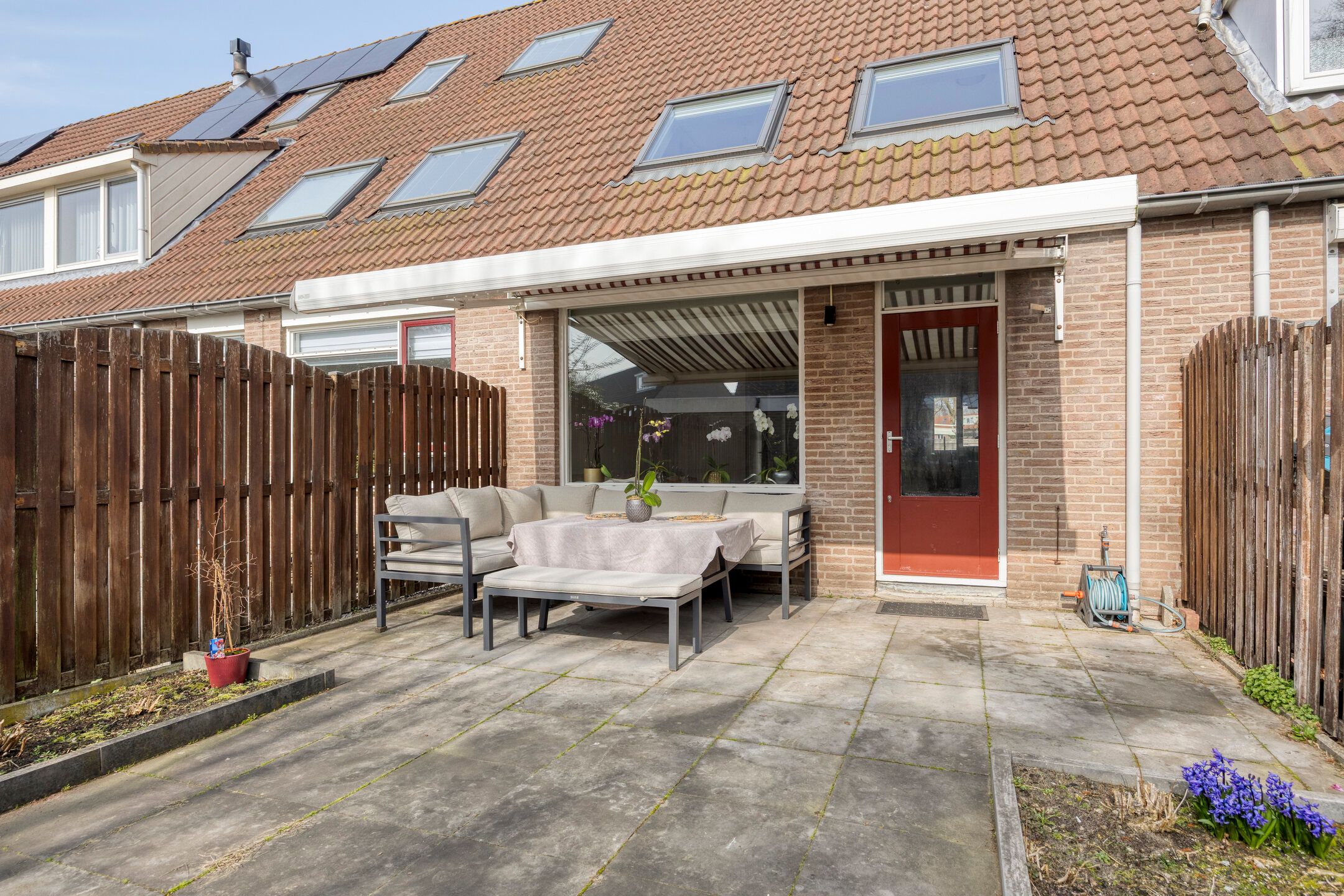 Well-maintained 5-room family home with 4 bedrooms and south-facing garden in Schollevaar neighborhood — 12