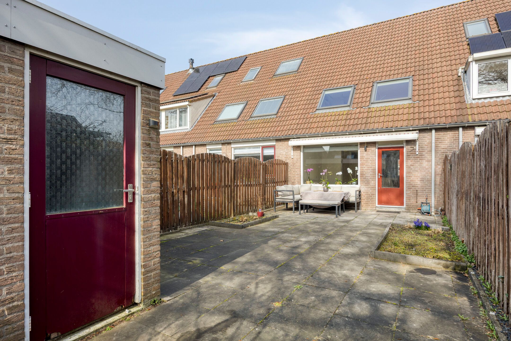 Well-maintained 5-room family home with 4 bedrooms and south-facing garden in Schollevaar neighborhood — 15