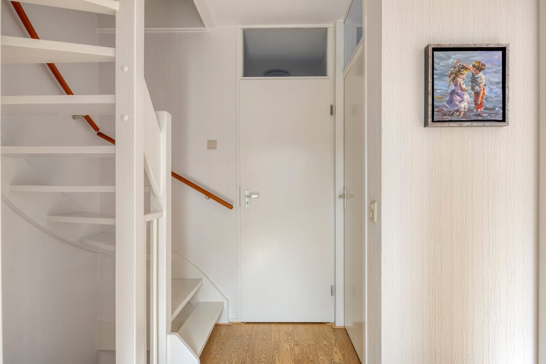 Well-maintained 5-room family home with 4 bedrooms and south-facing garden in Schollevaar neighborhood — 17