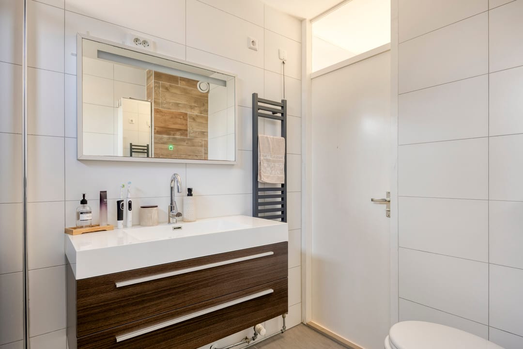 Well-maintained 5-room family home with 4 bedrooms and south-facing garden in Schollevaar neighborhood — 26
