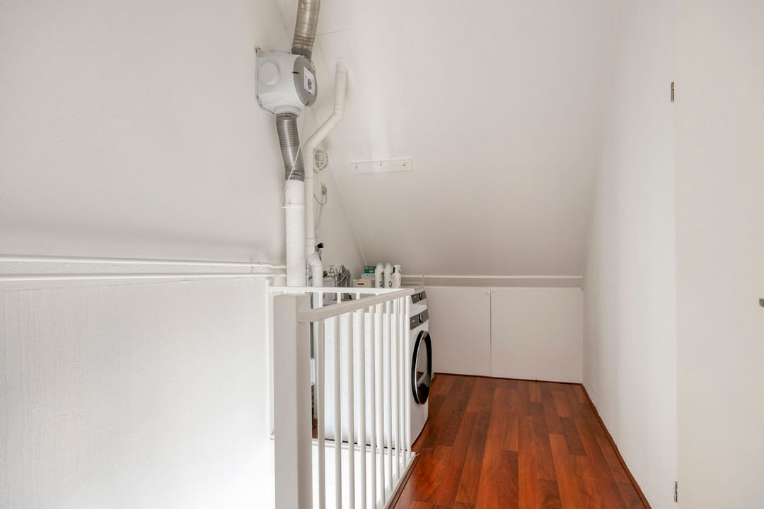 Well-maintained 5-room family home with 4 bedrooms and south-facing garden in Schollevaar neighborhood — 28