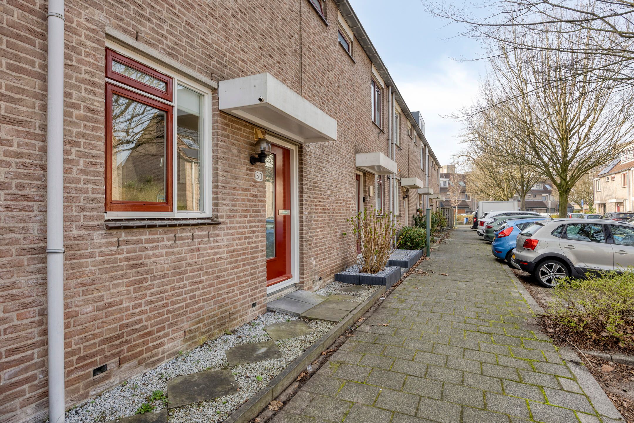 Well-maintained 5-room family home with 4 bedrooms and south-facing garden in Schollevaar neighborhood — 33