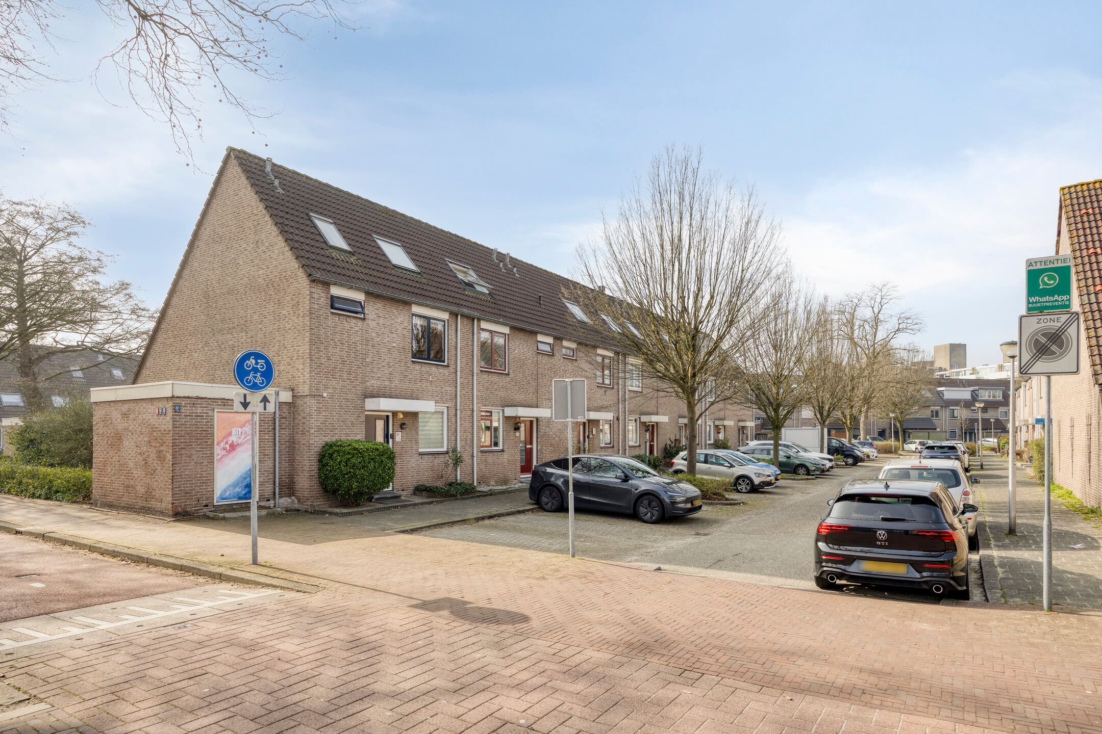 Well-maintained 5-room family home with 4 bedrooms and south-facing garden in Schollevaar neighborhood — 42