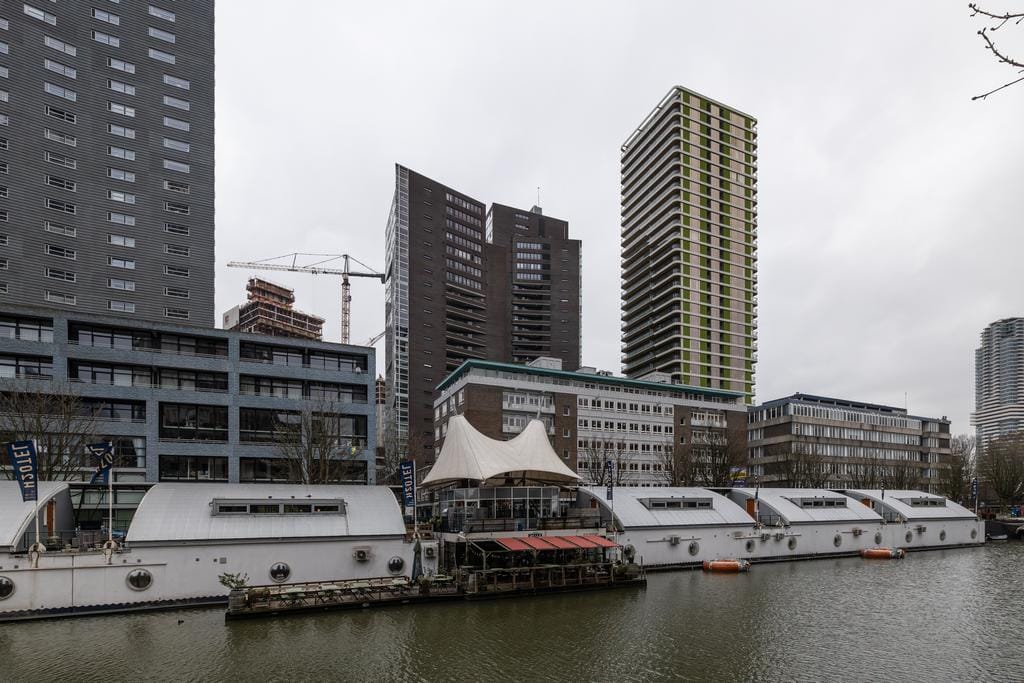 Corner Apartment with Panoramic Rotterdam Skyline Views — 13