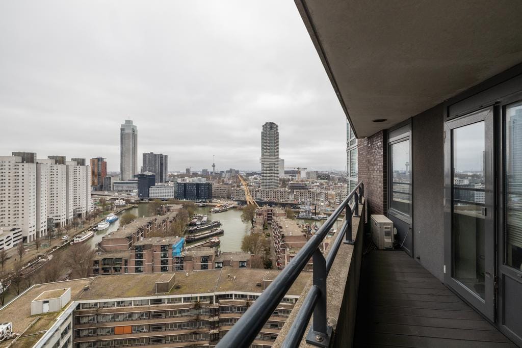 Corner Apartment with Panoramic Rotterdam Skyline Views — 12