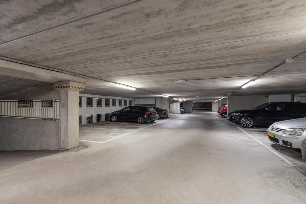 Corner Apartment with Panoramic Rotterdam Skyline Views — 15