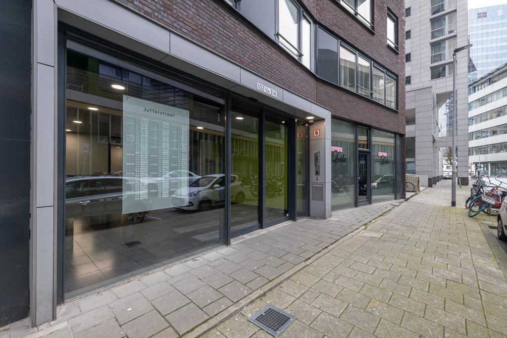Corner Apartment with Panoramic Rotterdam Skyline Views — 16