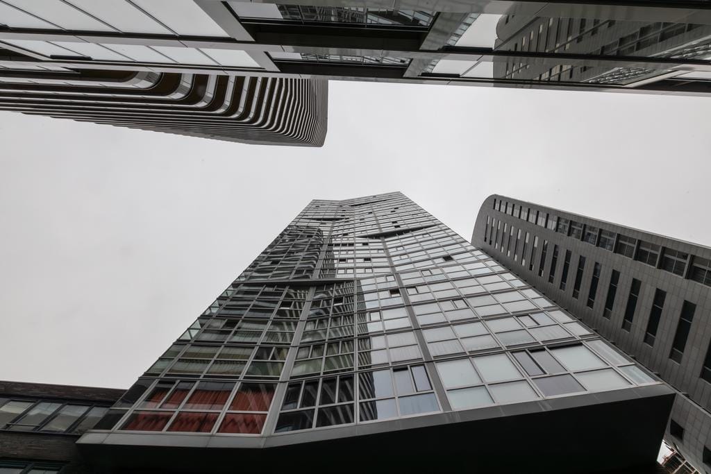 Corner Apartment with Panoramic Rotterdam Skyline Views — 18