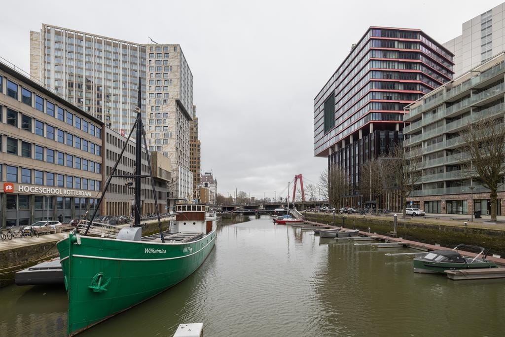 Corner Apartment with Panoramic Rotterdam Skyline Views — 19