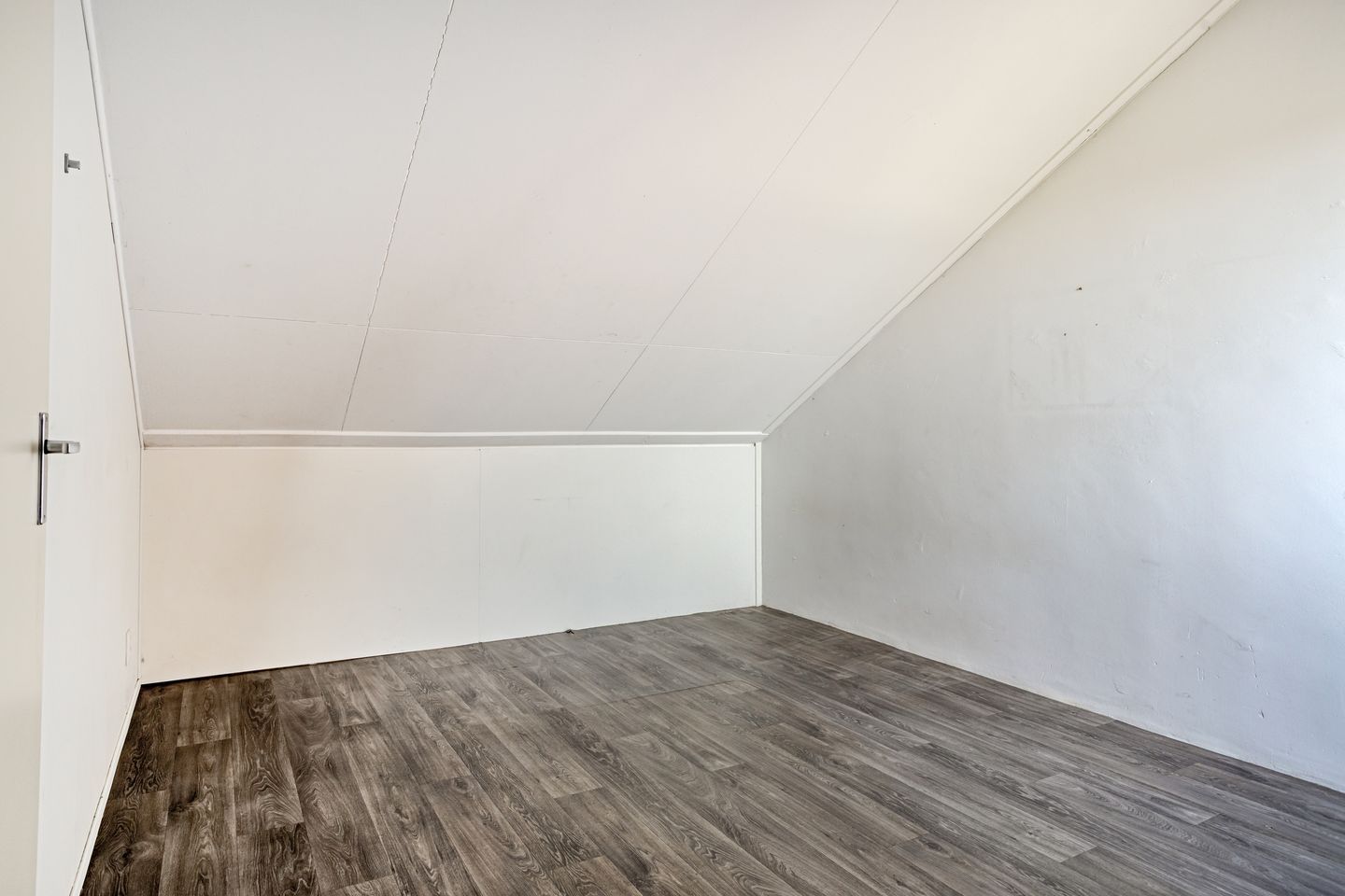 Fixer-Upper Terraced House with South-Facing Garden in Quiet Roosendaal Location — 21