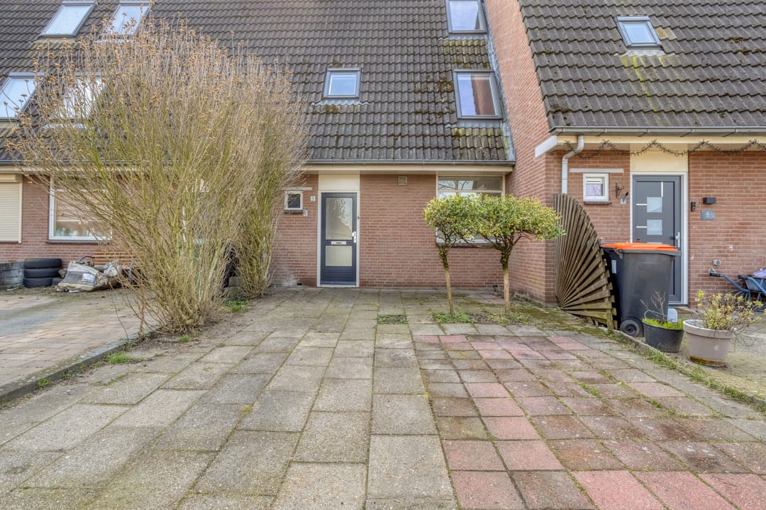 Fixer-Upper Terraced House with South-Facing Garden in Quiet Roosendaal Location — 27