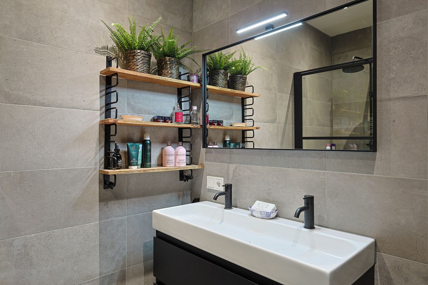 Spacious and Atmospheric Ground Floor Apartment with Garden in Eindhoven's Vonderkwartier — 34