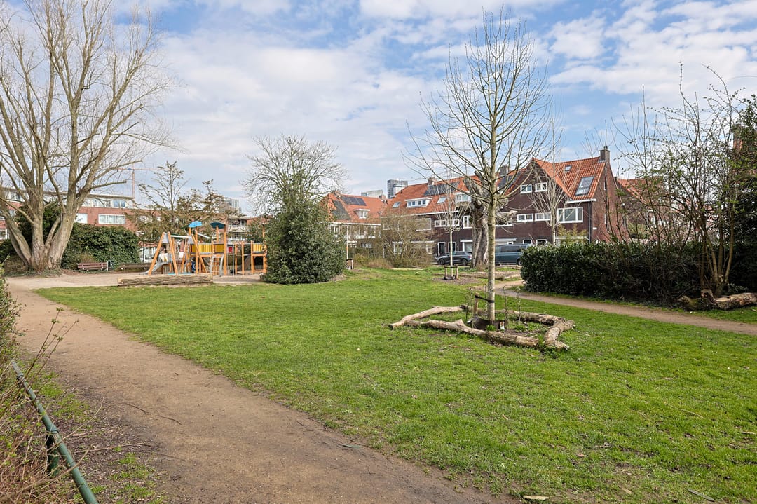 Spacious and Atmospheric Ground Floor Apartment with Garden in Eindhoven's Vonderkwartier — 52