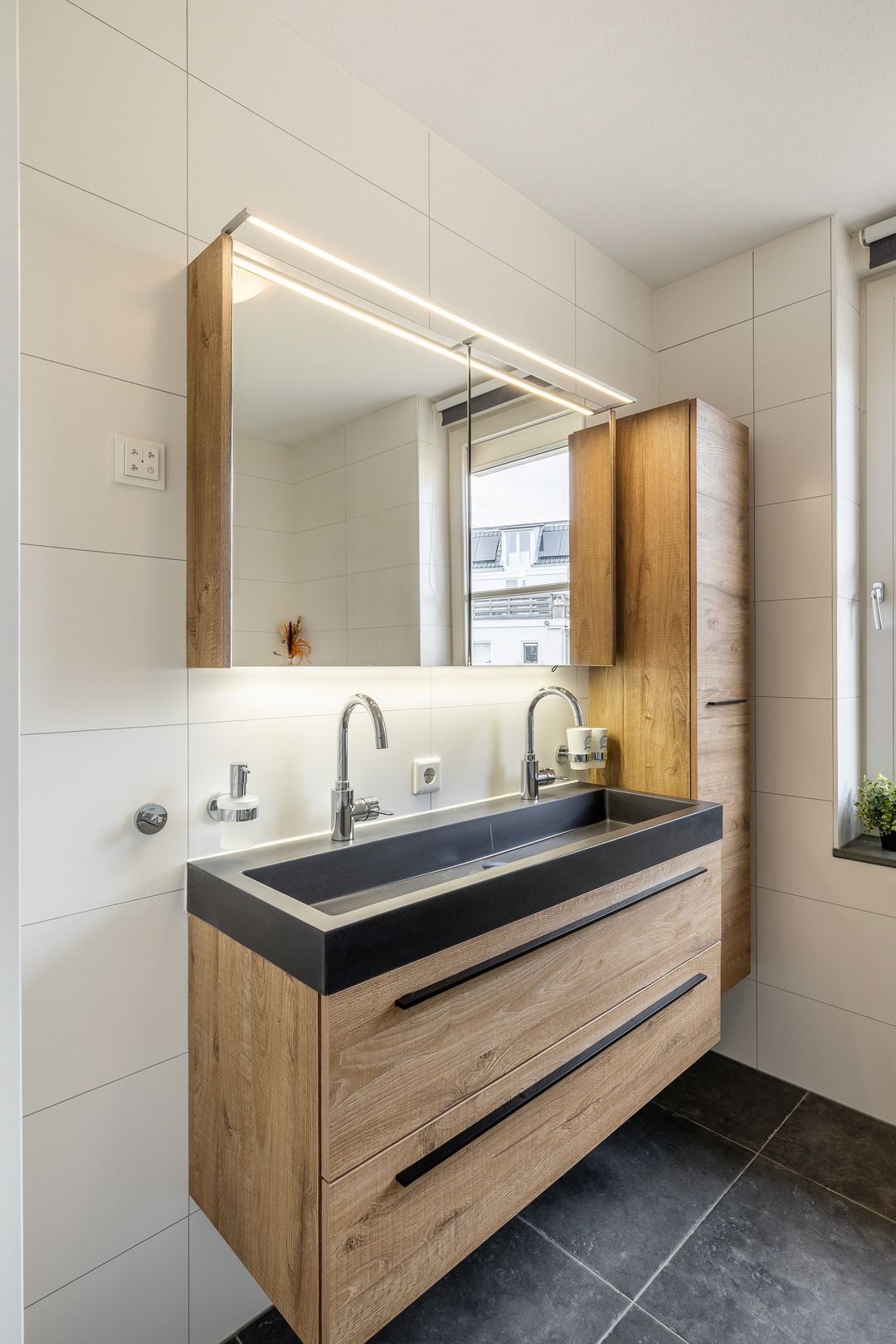 Photo 32 of Voorneveldstraat 6