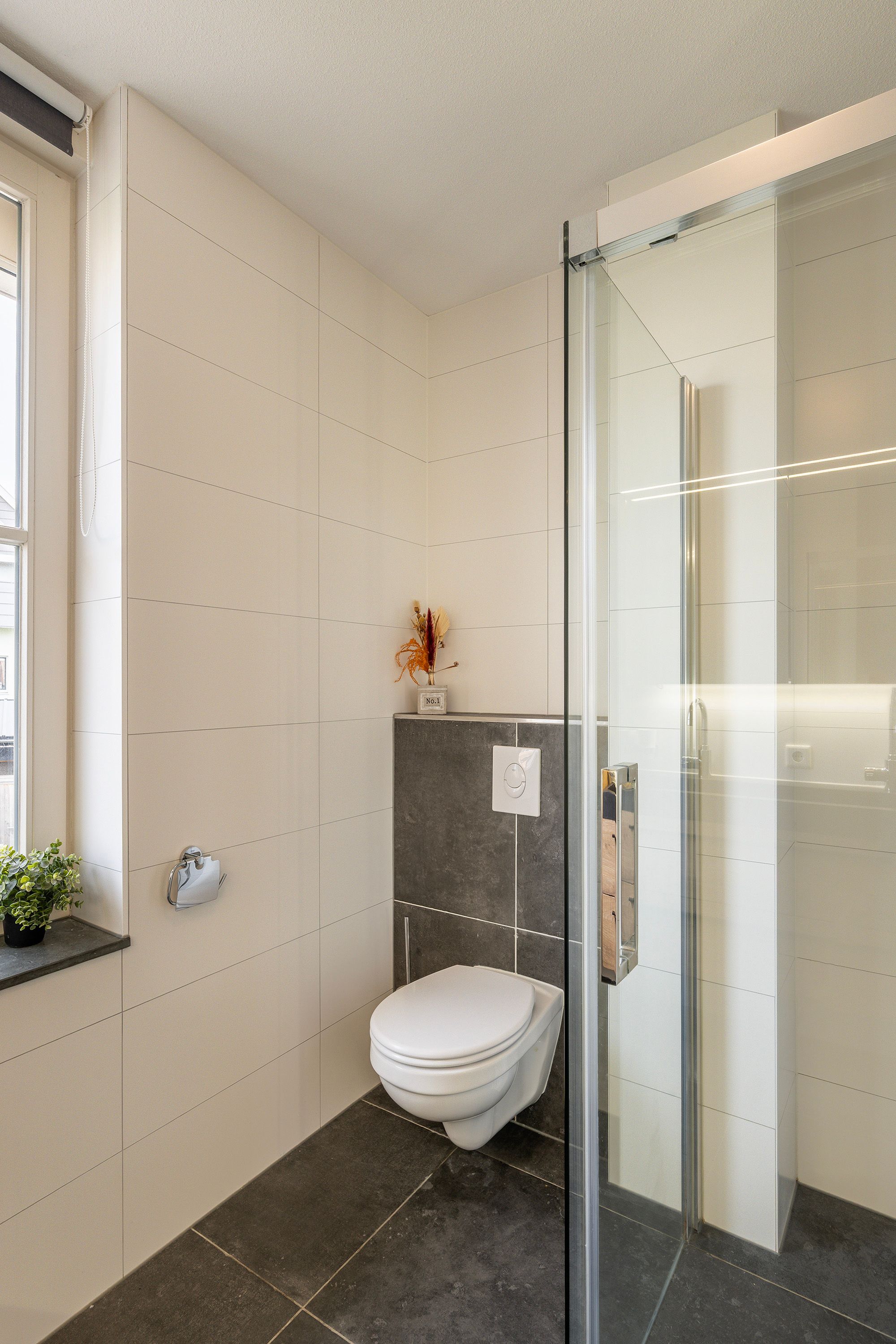 Photo 33 of Voorneveldstraat 6