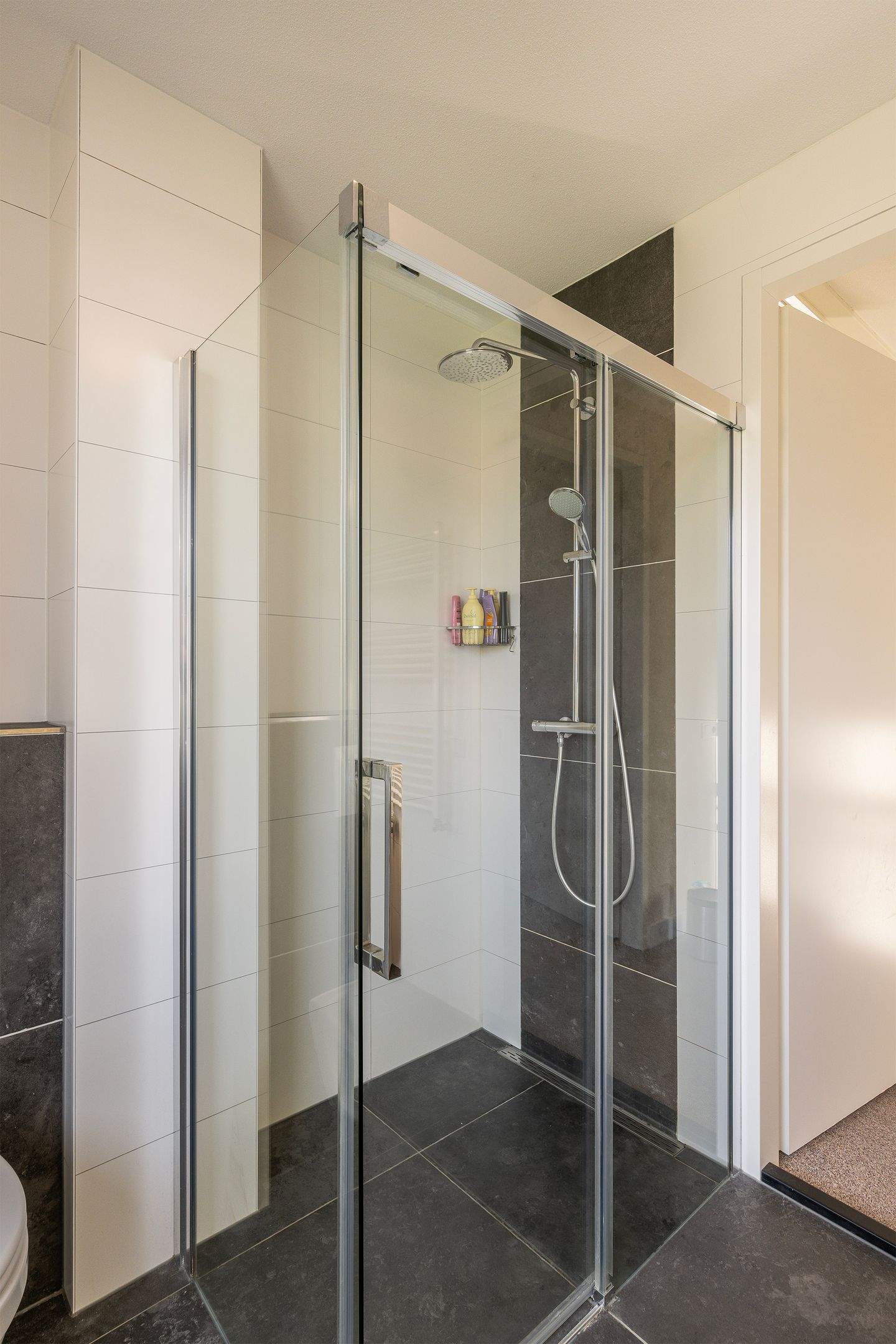 Photo 34 of Voorneveldstraat 6