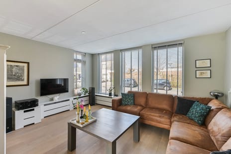 Dissel 18 secondary image