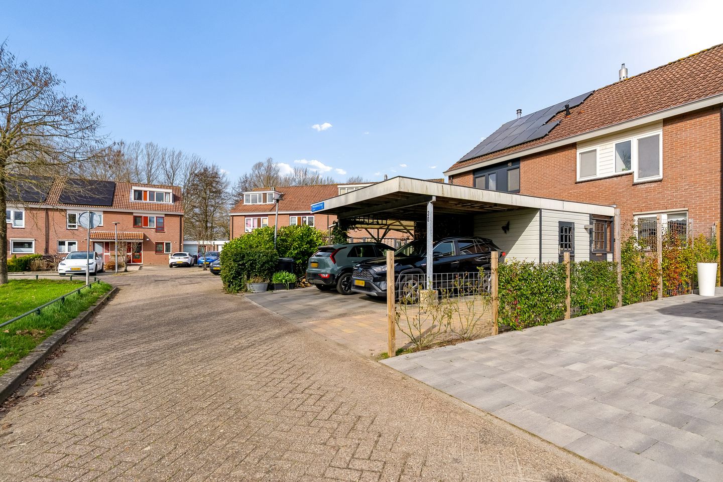 Surprisingly Spacious Terraced House with Extension in Popular Almere Neighborhood — 39