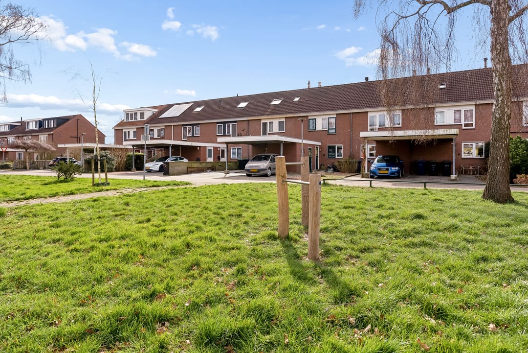Surprisingly Spacious Terraced House with Extension in Popular Almere Neighborhood — 40