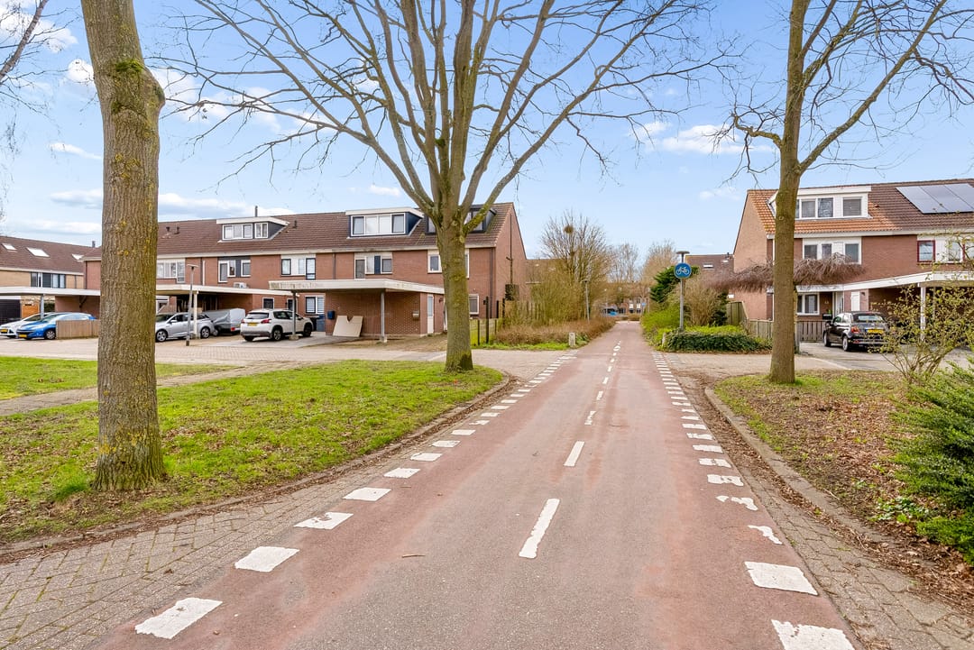 Surprisingly Spacious Terraced House with Extension in Popular Almere Neighborhood — 42