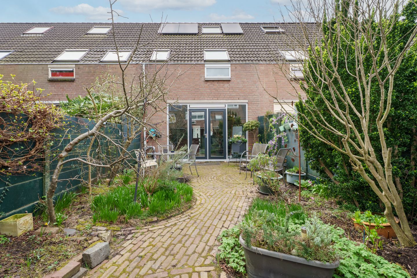 Spacious and Energy Efficient Terraced Home with Solar Panels in Spijkenisse — 13