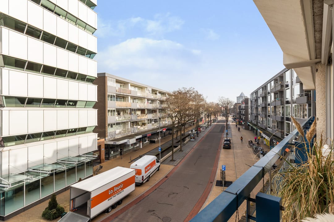 Modern 3-room apartment with 2 bedrooms, balcony and roof terrace — 30