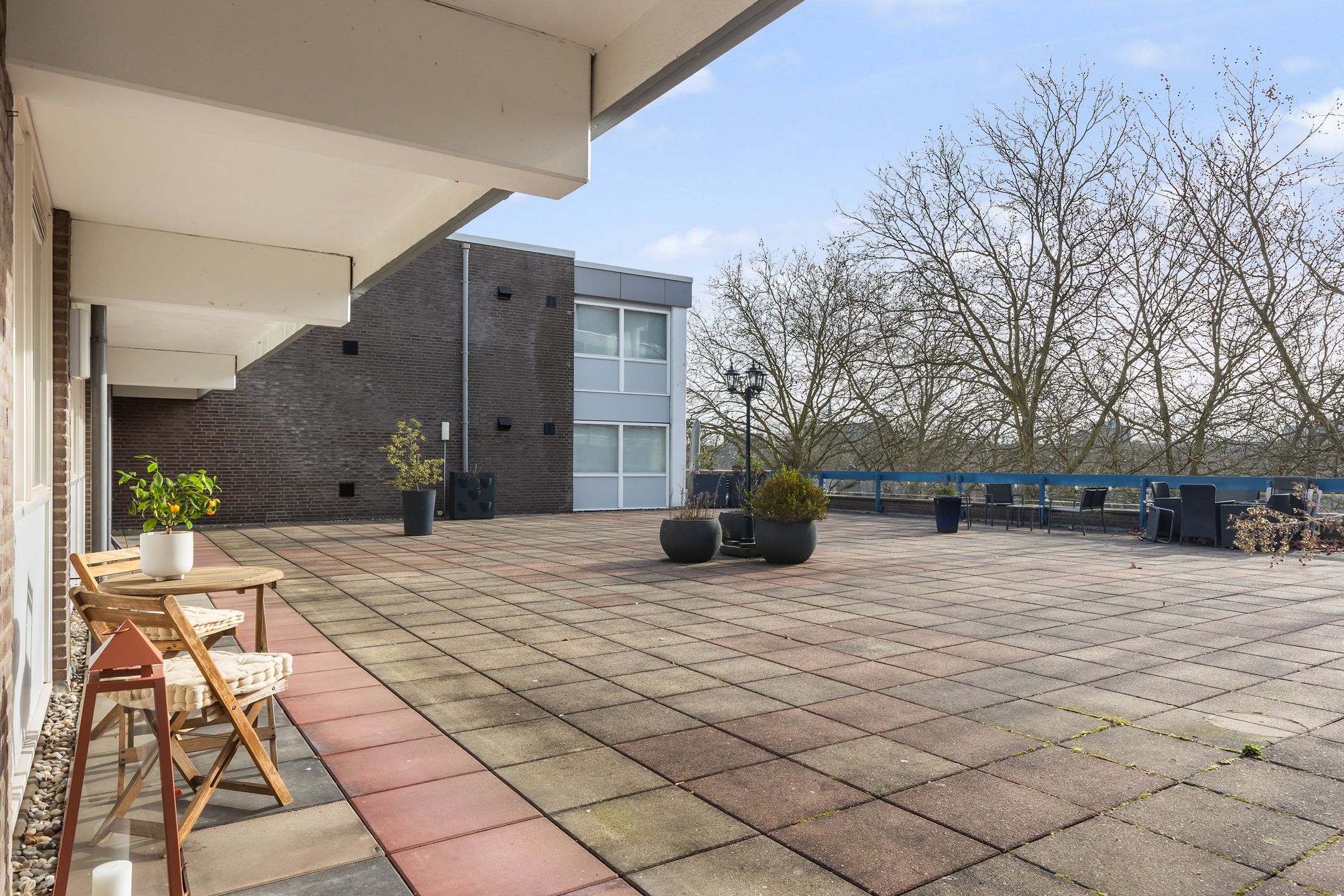 Modern 3-room apartment with 2 bedrooms, balcony and roof terrace — 32