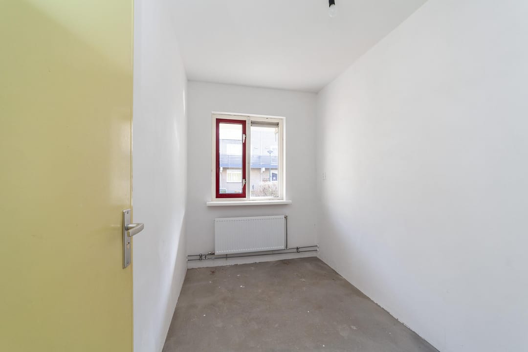 Ground floor apartment with three bedrooms and south facing garden — 18