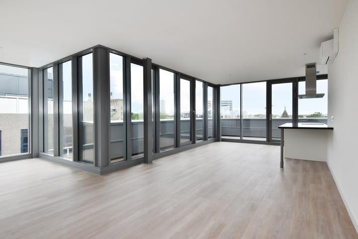 Photo 3 of Johan van Oldenbarneveltlaan 9-R