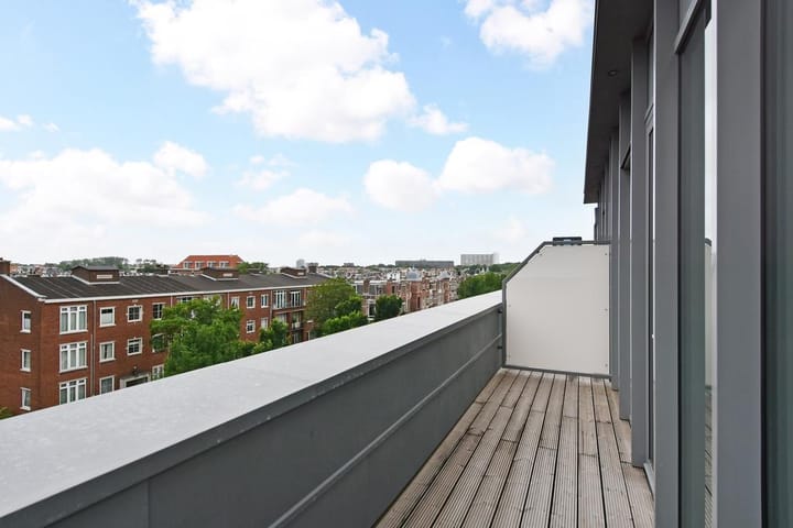 Photo 4 of Johan van Oldenbarneveltlaan 9-R