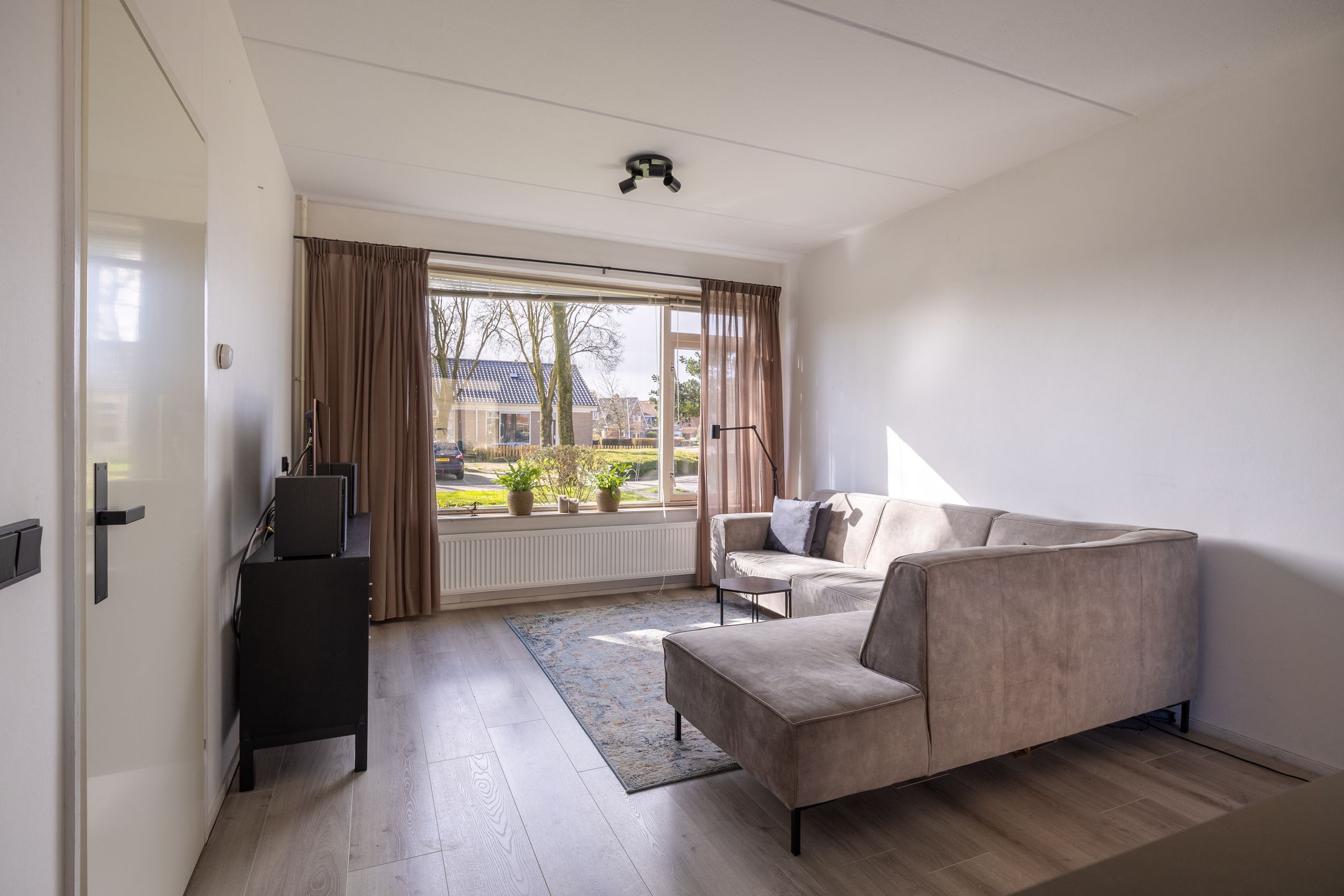 Spacious corner home with modern kitchen and two bathrooms in St.-Jacobiparochie — 8