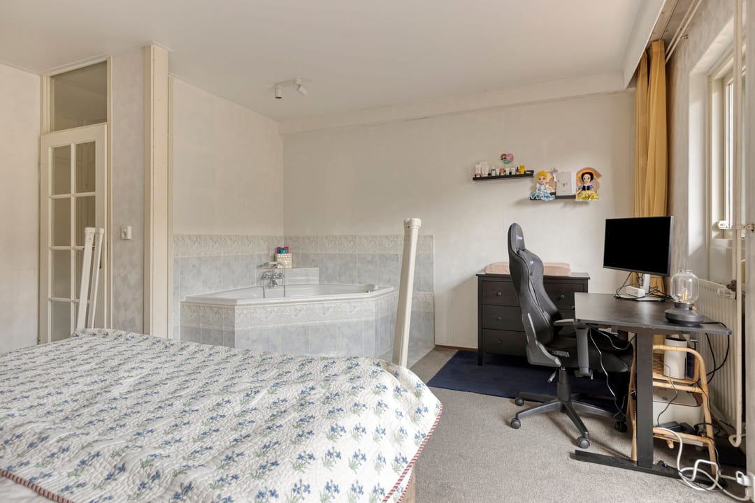 Spacious corner ground-floor apartment with sunny garden in Zoetermeer — 21