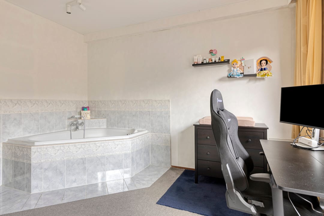 Spacious corner ground-floor apartment with sunny garden in Zoetermeer — 22