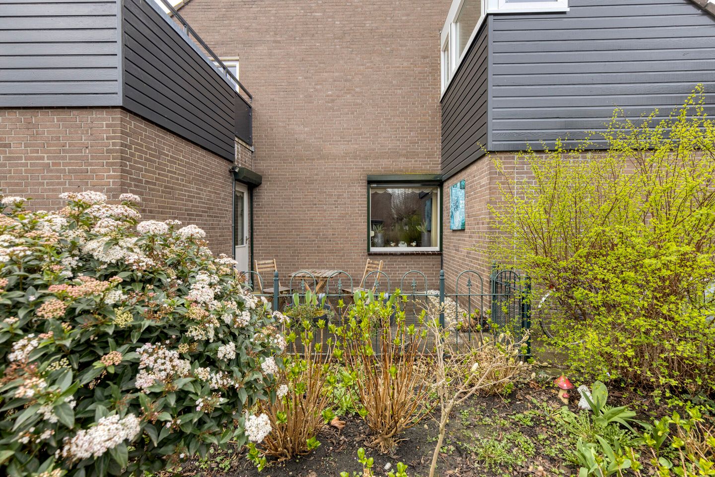 Spacious corner ground-floor apartment with sunny garden in Zoetermeer — 28
