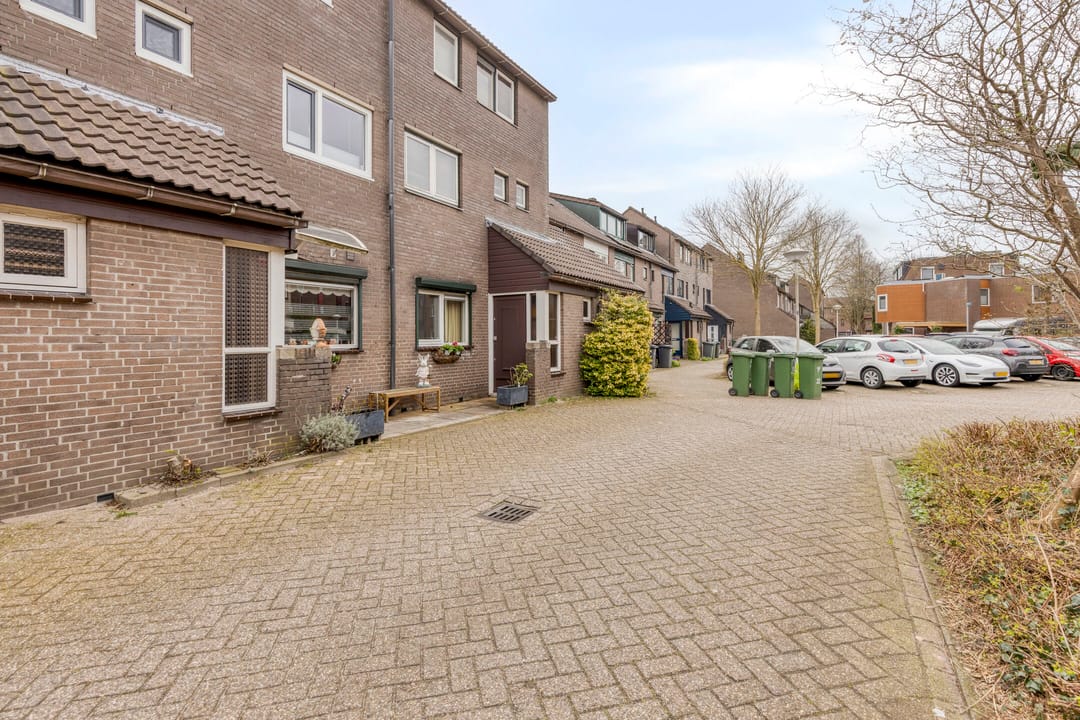Spacious corner ground-floor apartment with sunny garden in Zoetermeer — 30
