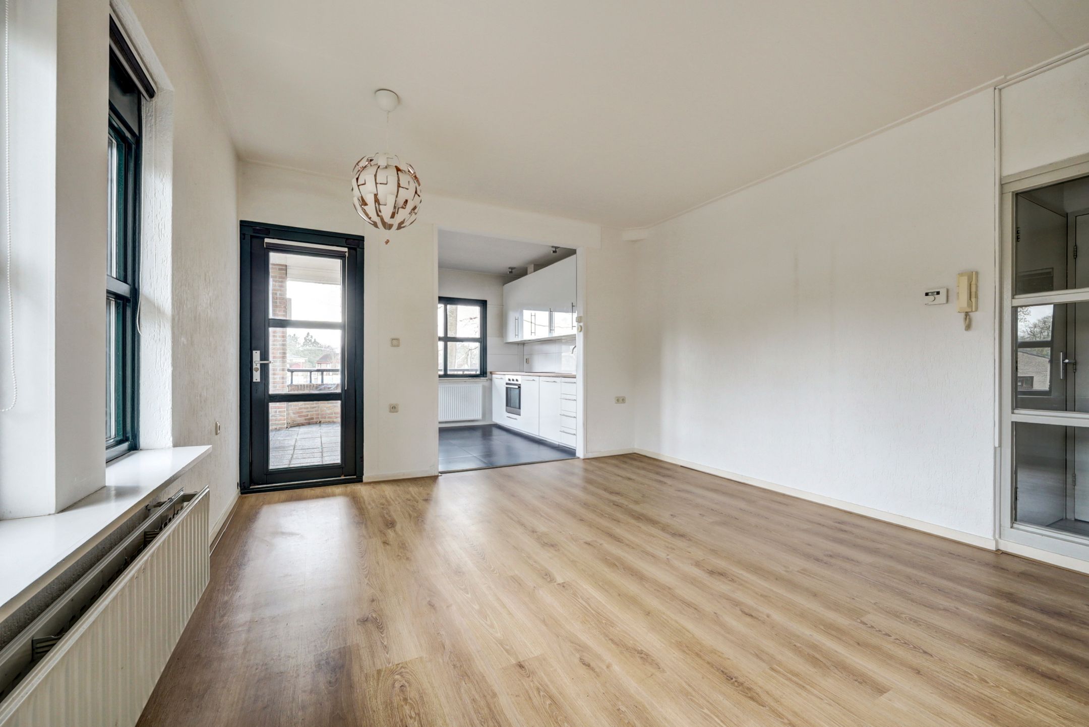 Spacious Maisonette with Private Parking and Sunny Balcony — 12