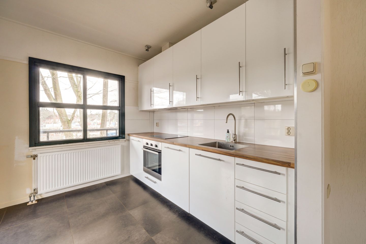 Spacious Maisonette with Private Parking and Sunny Balcony — 14