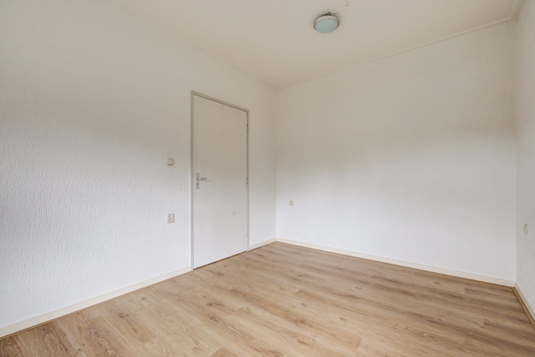 Spacious Maisonette with Private Parking and Sunny Balcony — 17