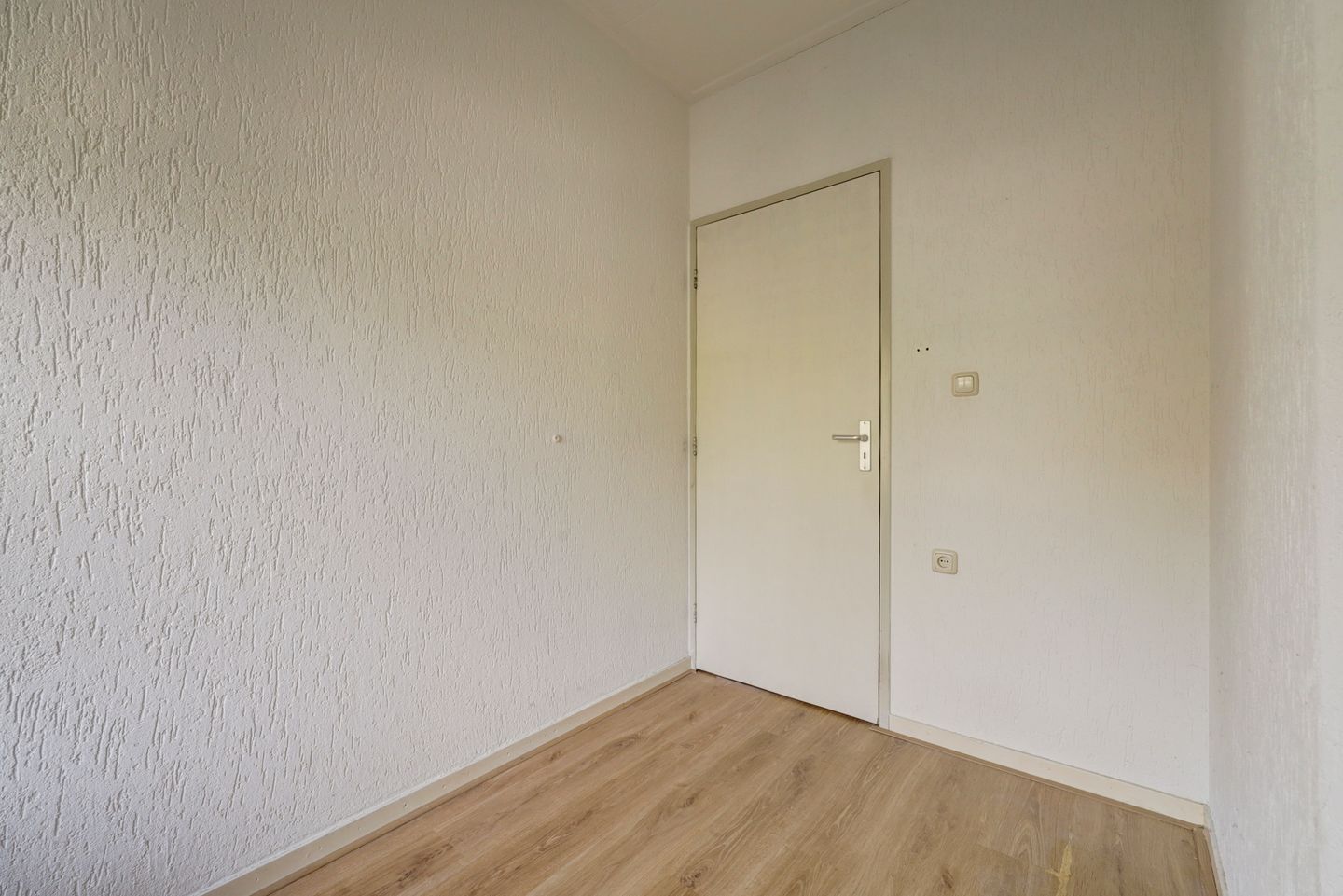 Spacious Maisonette with Private Parking and Sunny Balcony — 19