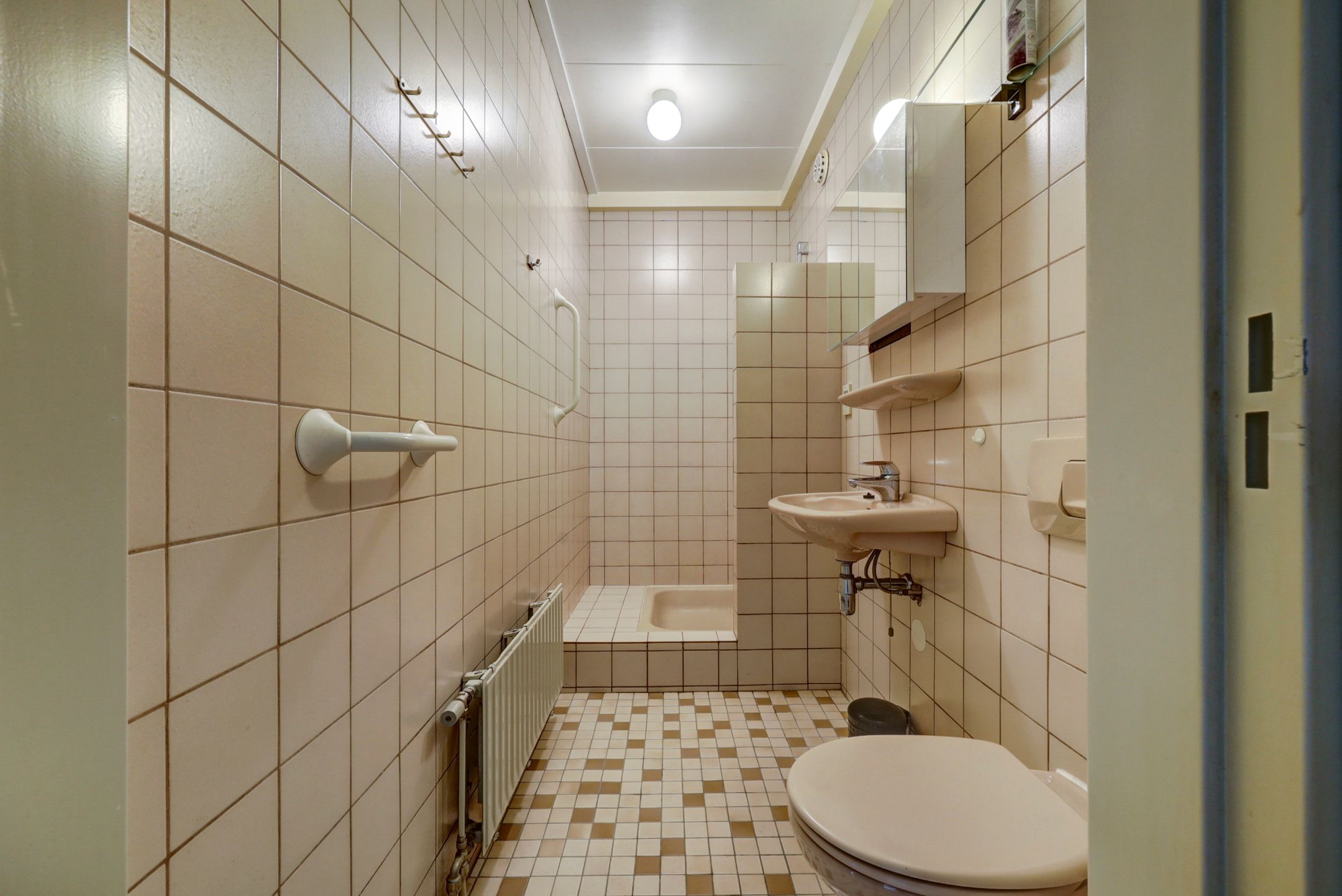 Spacious Maisonette with Private Parking and Sunny Balcony — 21