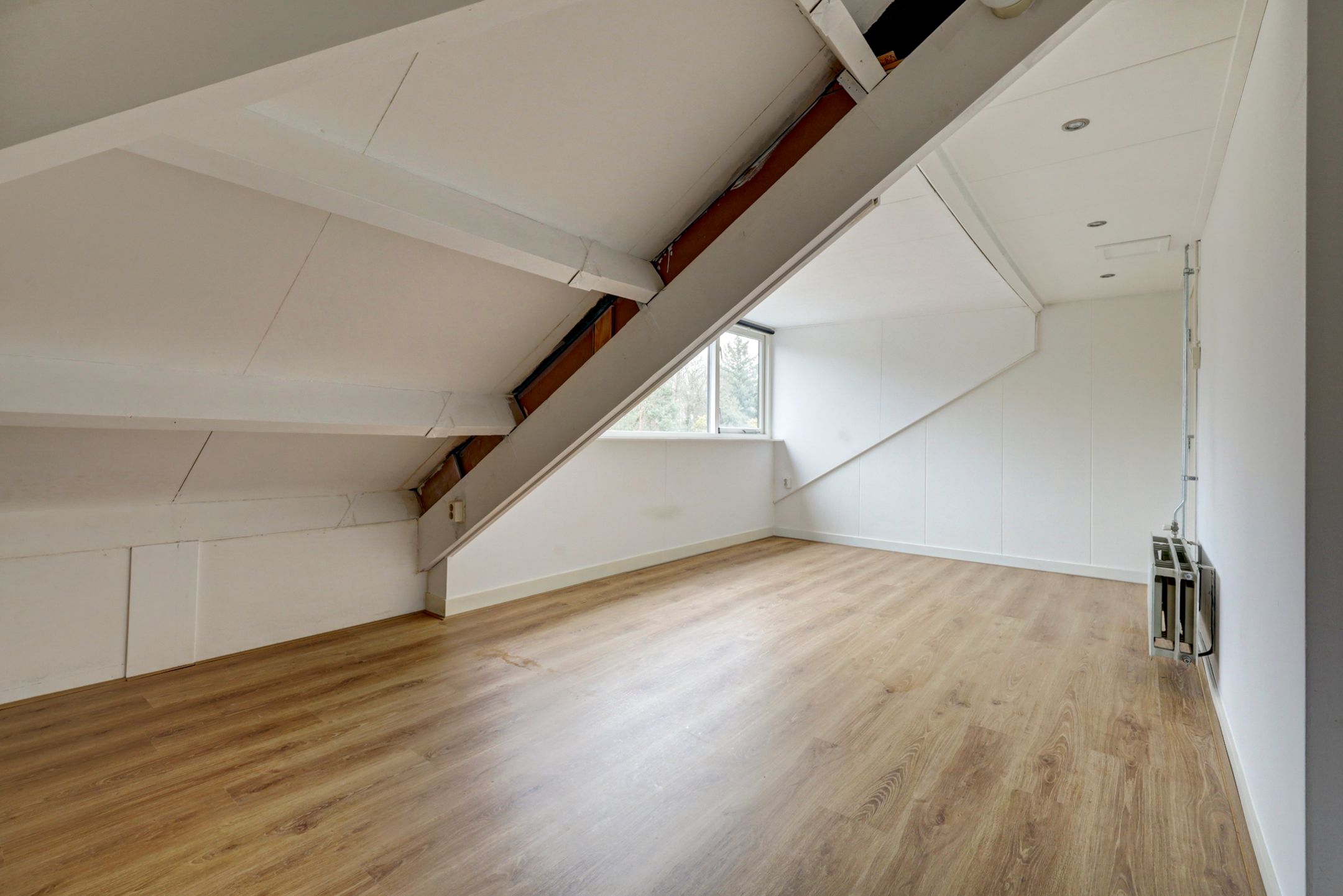 Spacious Maisonette with Private Parking and Sunny Balcony — 24