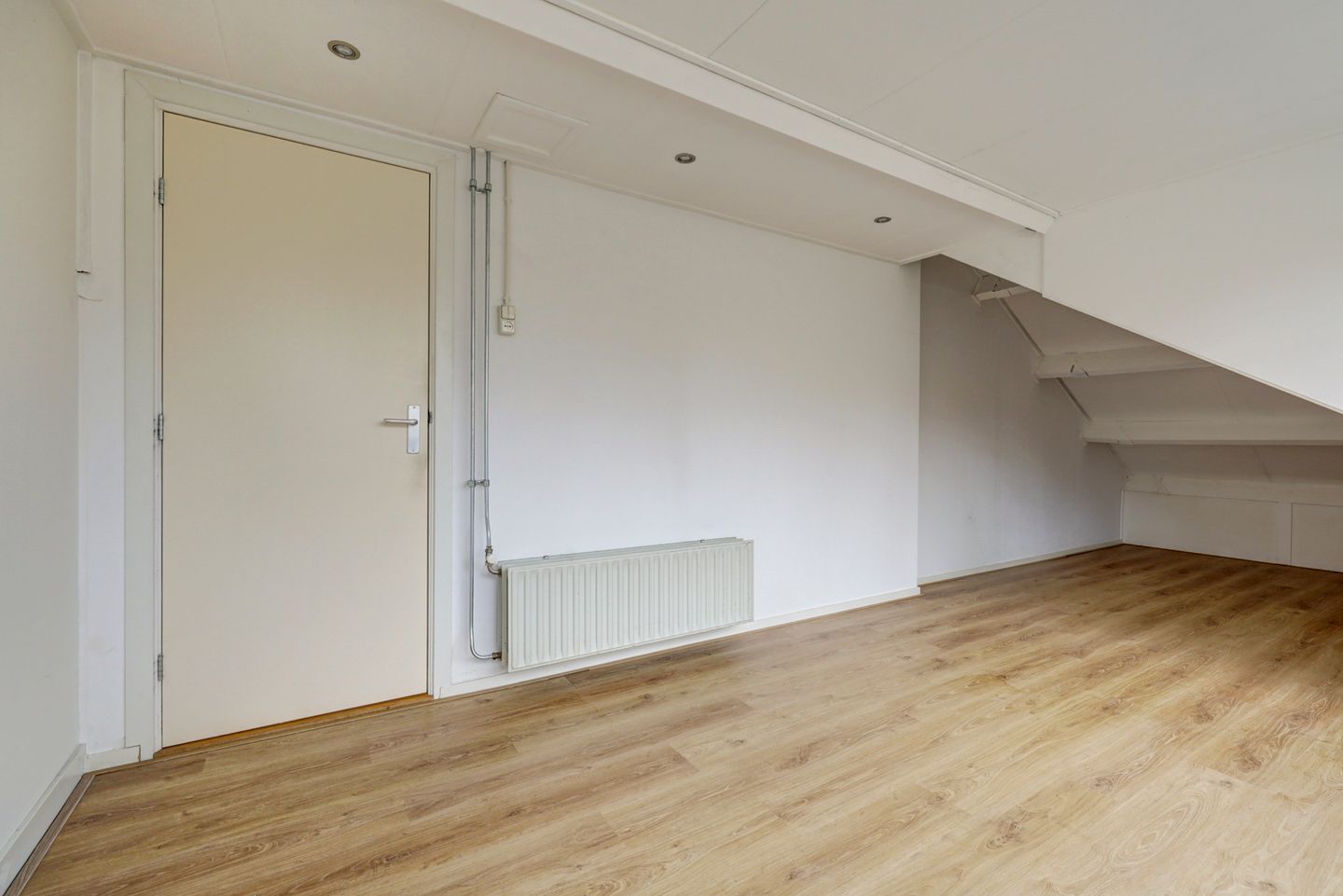 Spacious Maisonette with Private Parking and Sunny Balcony — 25