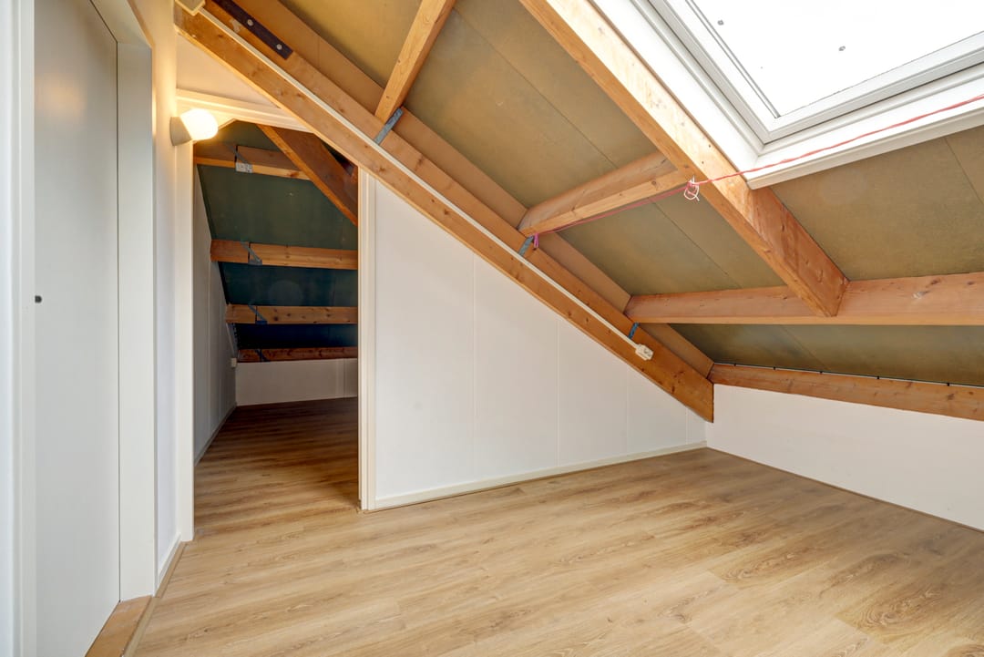 Spacious Maisonette with Private Parking and Sunny Balcony — 26