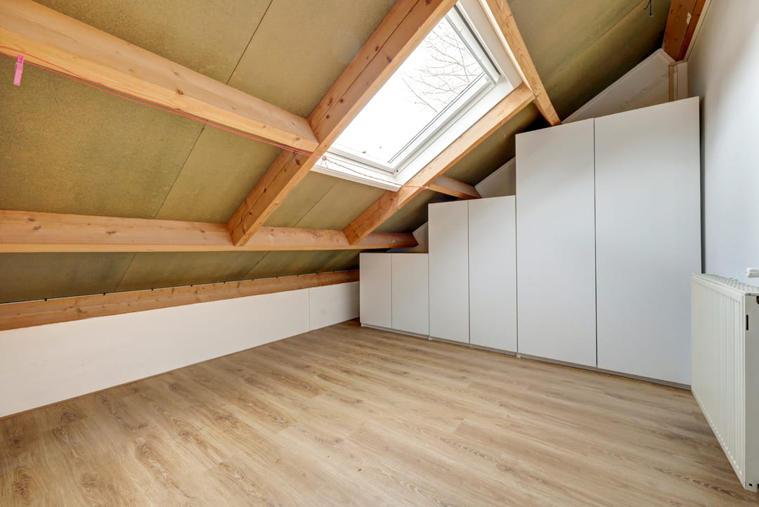 Spacious Maisonette with Private Parking and Sunny Balcony — 28