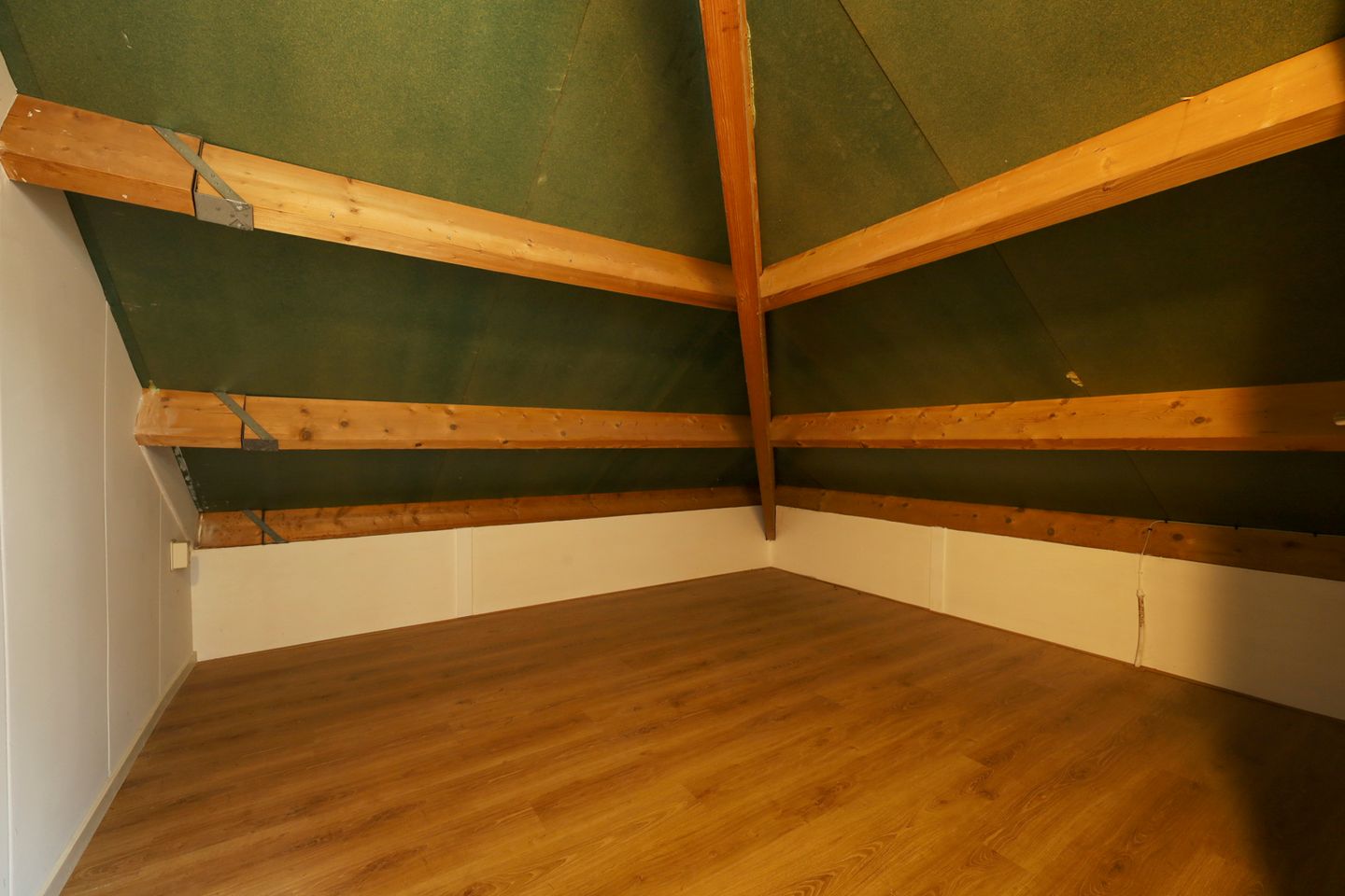 Spacious Maisonette with Private Parking and Sunny Balcony — 29
