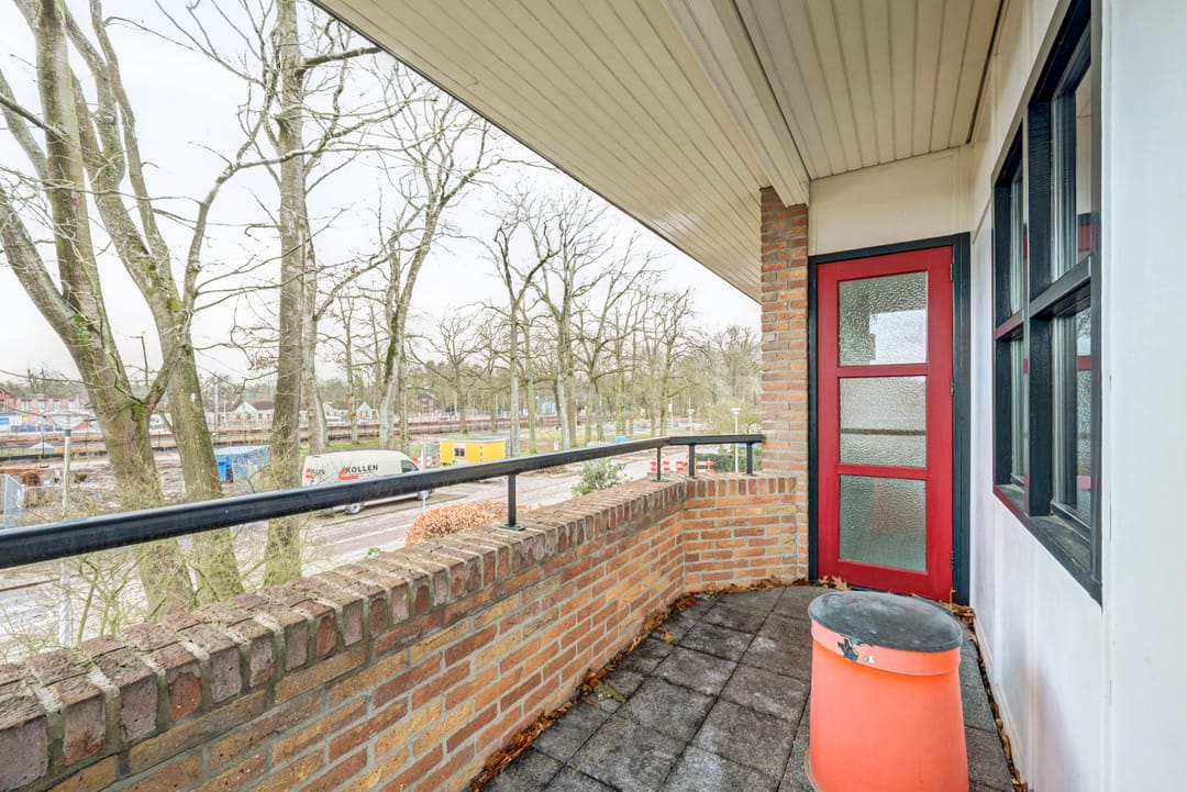 Spacious Maisonette with Private Parking and Sunny Balcony — 32