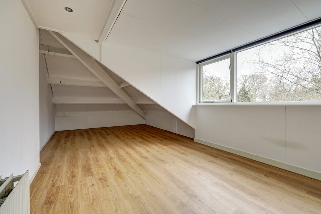 Spacious Maisonette with Private Parking and Sunny Balcony — 23