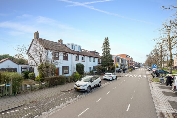 Photo 4 of Johan van Oldenbarneveltlaan 108